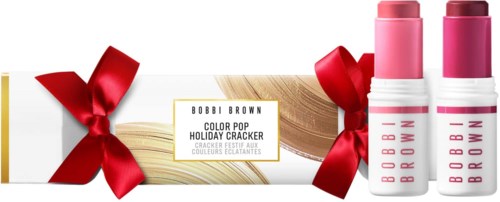 Förpackning med rött band innehållande Bobbi Brown-holiday läppbalsam, ett i rosa och ett i mörkare rosa.