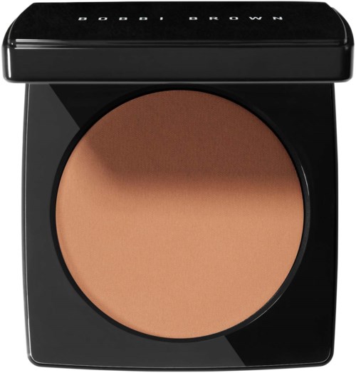 Ett kompakt makeuppuder i ett svart rektangulärt fodral med namnet 'Bobby Brown' på locket.