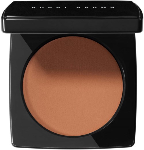 En kompakt rund makeuppantning med mörk lock och bruna puder inuti. Locket har texten 'BODHI BROWN'.