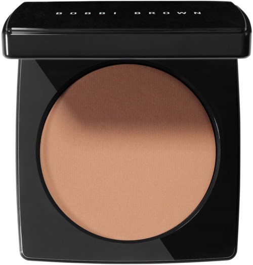 Ett kompakt beige puder i ett svart runt fodral med lock märkt "Bobby Brown".