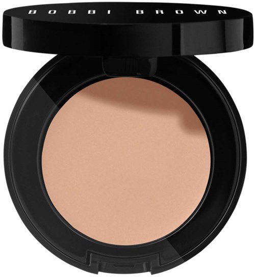 Eine runde Dose mit beige Pulver, Deckel sagt 'BOBBI BROWN'.
