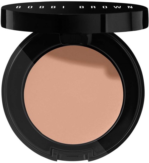 Ein Kompakt mit hellbeigem Puder und schwarzem Deckel mit Aufschrift 'BOBBI BROWN'.