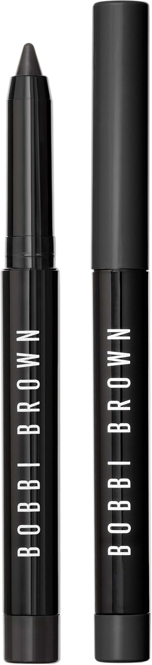 Kaksi mustaa BOBBI BROWN-meikkikynää, toinen kehyksissä, mustalla taustalla.