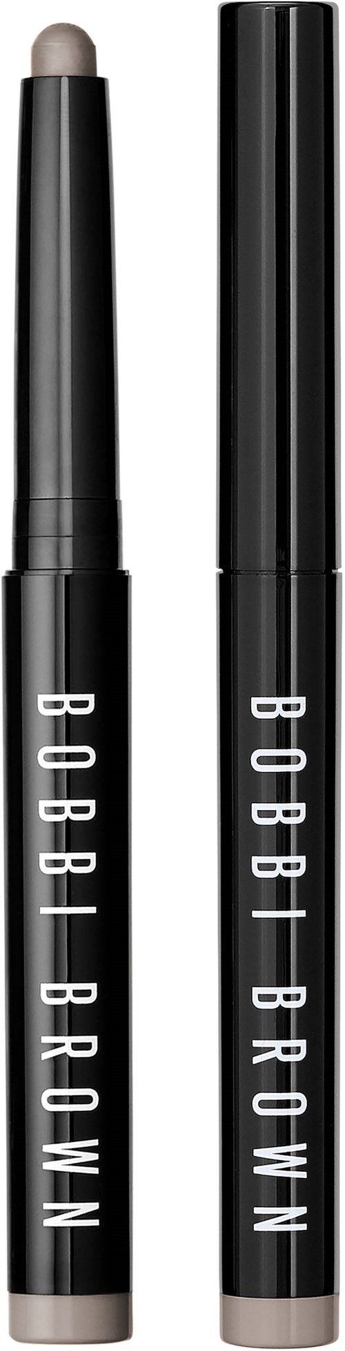 Czarna kredka do makijażu z napisem 'BOBBI BROWN' i nakrętką, pokazuje końcówkę produktu. Zarówno kredka, jak i nakrętka są czarne.