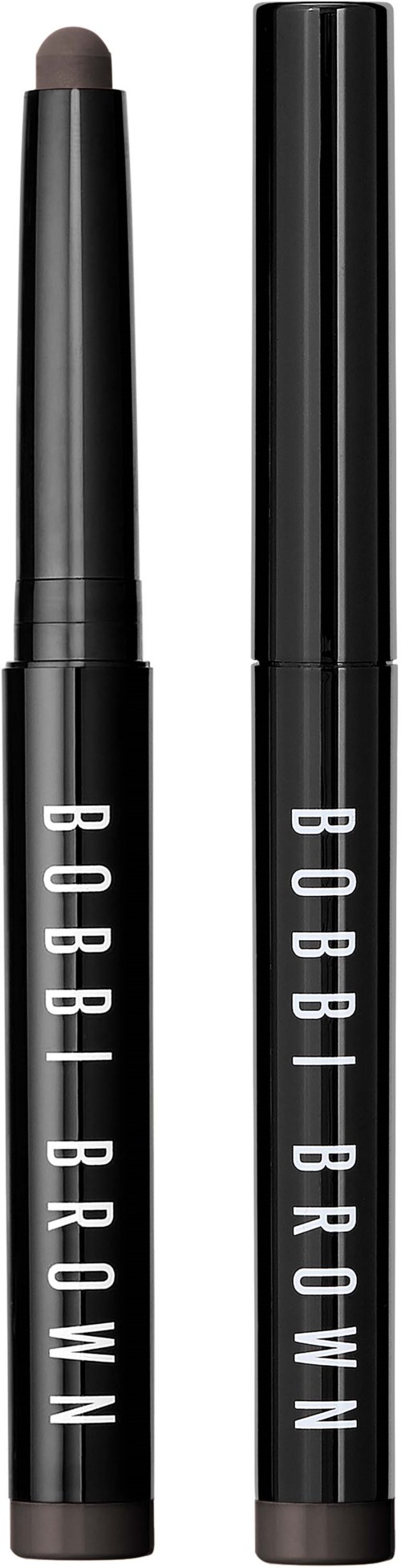 Dwa czarne kredki do makijażu, jedna z brązowym końcem, z napisem 'BOBBI BROWN' na białym tle. Jeden z nich bez nakładki, pokazujący produkt.