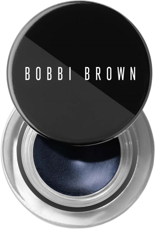 Lokk av Bobbi Brown kremøyenskygge i svart med hvite bokstaver. Den åpne beholderen viser dyp marineblå øyeskygge.