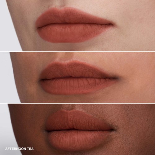 Nahaufnahme von drei Lippen mit verschiedenen Lippenstiftfarben, die unterschiedliche Hauttöne und Lippenstrukturen zeigen.
