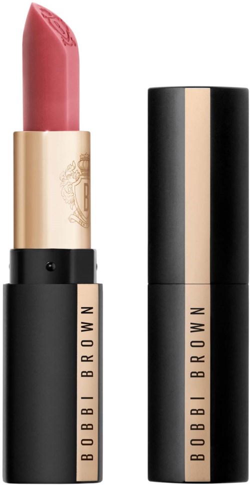 Ein rosa Lippenstift in schwarzem und goldfarbenem Tube von Bobbi Brown. Der Deckel ist geöffnet, zeigt den Lippenstift.