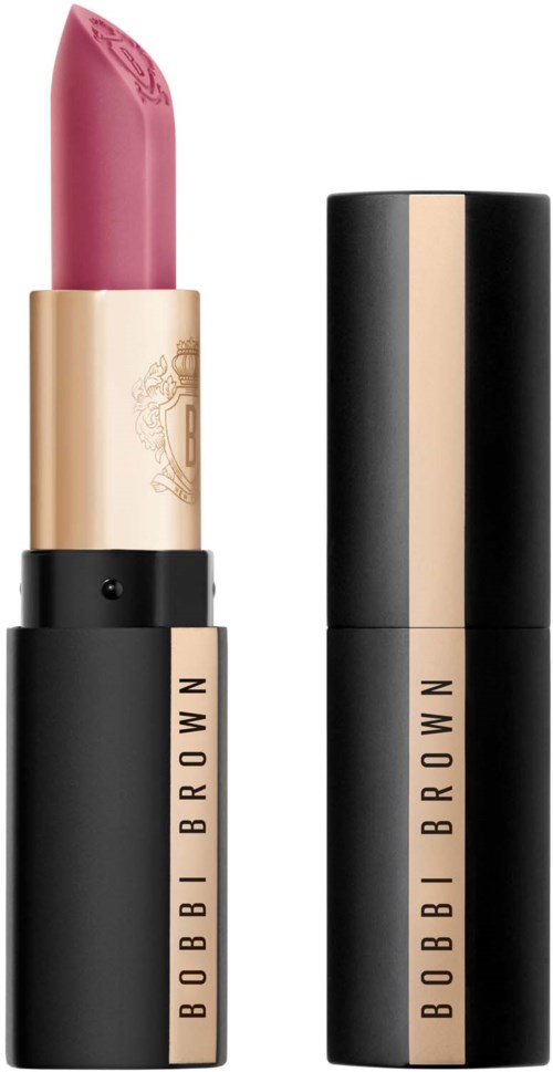Een roze lippenstift met een zwart en goud omhulsel, gedeeltelijk open, toont de lippenstift. Het omhulsel heeft "BOBBI BROWN" geschreven.