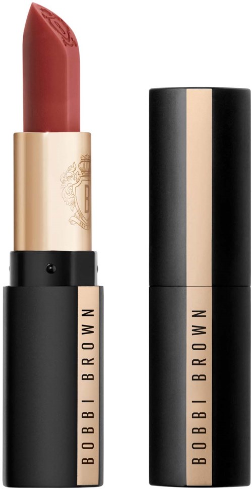 Ein Lippenstift mit goldfarbenem und schwarzem Gehäuse, zeigt einen rotbraunen Farbton. Die Marke ist Bobbi Brown.