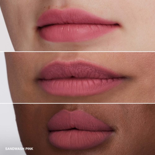 Drei unterschiedliche Lippen mit rosa Lippenstift, zeigen verschiedene Töne und Texturen.