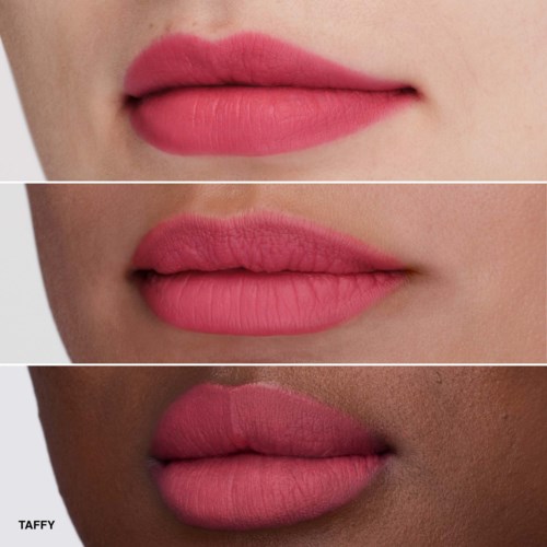 Drei verschiedene Nuancen von Lippenstift auf Lippen, von hellrosa bis dunkler Pink, in Nahaufnahme.