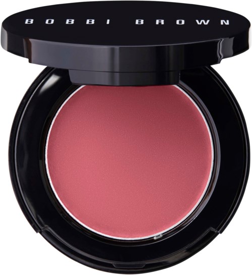 Ein runder Schminkspiegel mit rosa Rouge innen und schwarzem Deckel mit weißem Schriftzug 'BOBBI BROWN'.