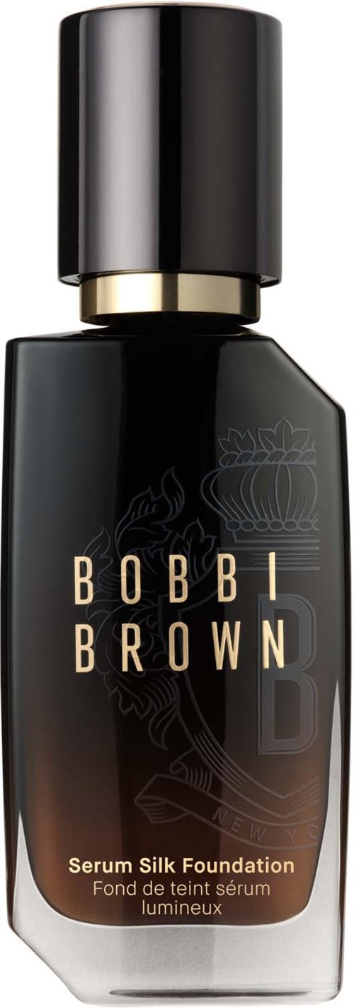 Svart flaska med guldkant, märkt Bobbi Brown Serum Silk Foundation, står upprätt med svart lock.