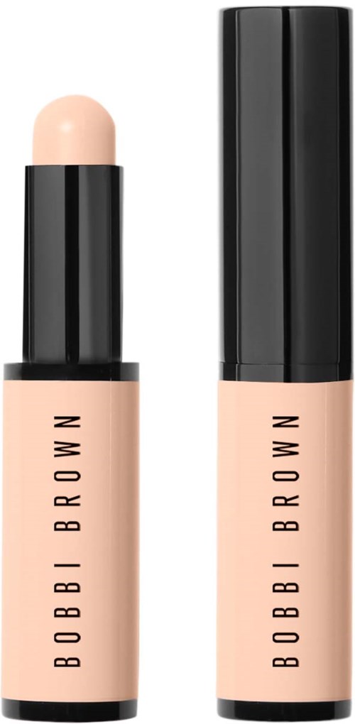 En beige concealer-stift med svart hett og merkenavnet "BOBBI BROWN" skrevet vertikalt.