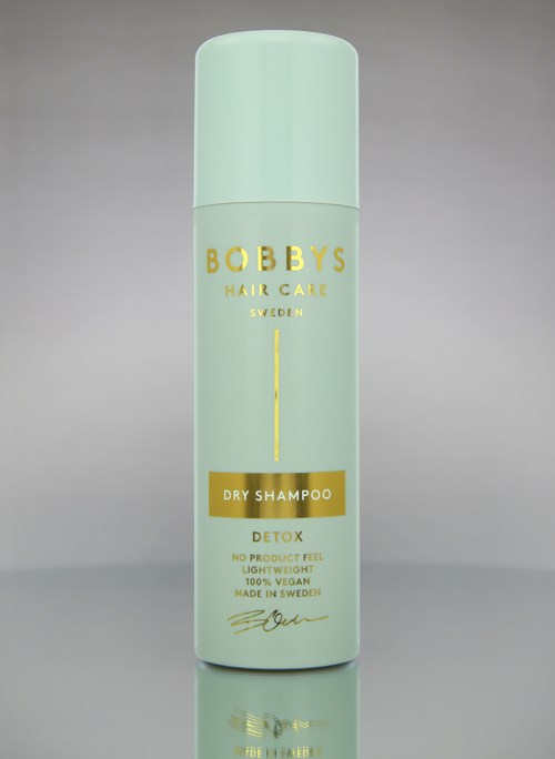 Pitkä, vaaleenvihreä pullo, jossa lukee 'Bobby's Hair Care' ja kuvaus kuiva-shampoosta ja detoxista.