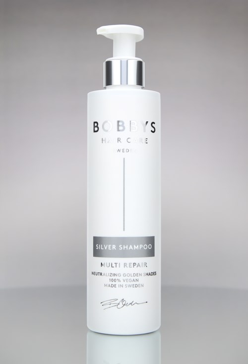 Eine weiße Shampoo-Flasche mit Pumpe, beschriftet 'Bobby's Silver Shampoo Multi Repair, veganisch und hergestellt in Schweden.'