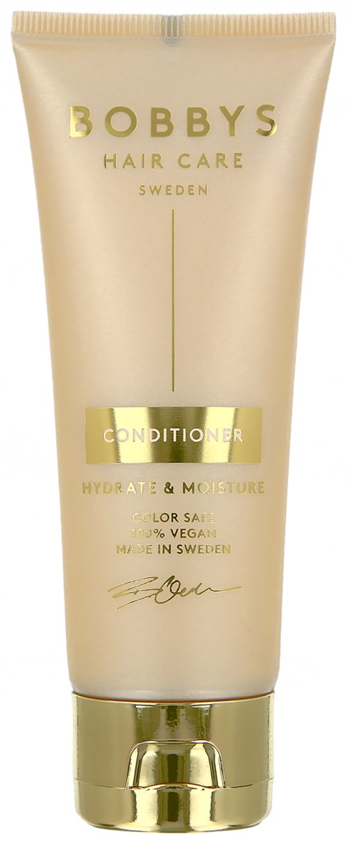 Die Tube ist beige mit goldenen Akzenten, beschriftet als Bobby's Hair Care Conditioner, betont Feuchtigkeit, hergestellt in Schweden.