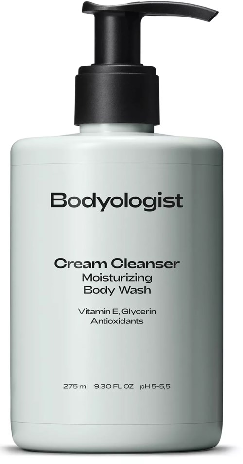 Eine weiße Flasche mit Pumpe, bezeichnet Bodyologist Cream Cleanser, spendet Feuchtigkeit, enthält Vitamine, Glycerin, Antioxidantien.