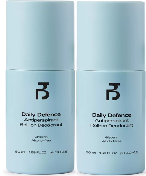 Zwei Deodorantflaschen mit blauer Verpackung und schwarzem Text, gekennzeichnet 'Daily Defence' und 'Antiperspirant.'