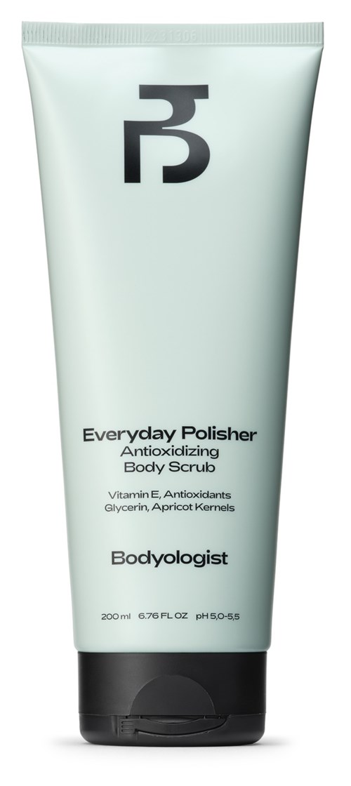 Ein weißes Tuben mit Body Scrub namens 'Everyday Polisher' mit schwarzem Deckel, mit Text über Inhaltsstoffe und Marke.