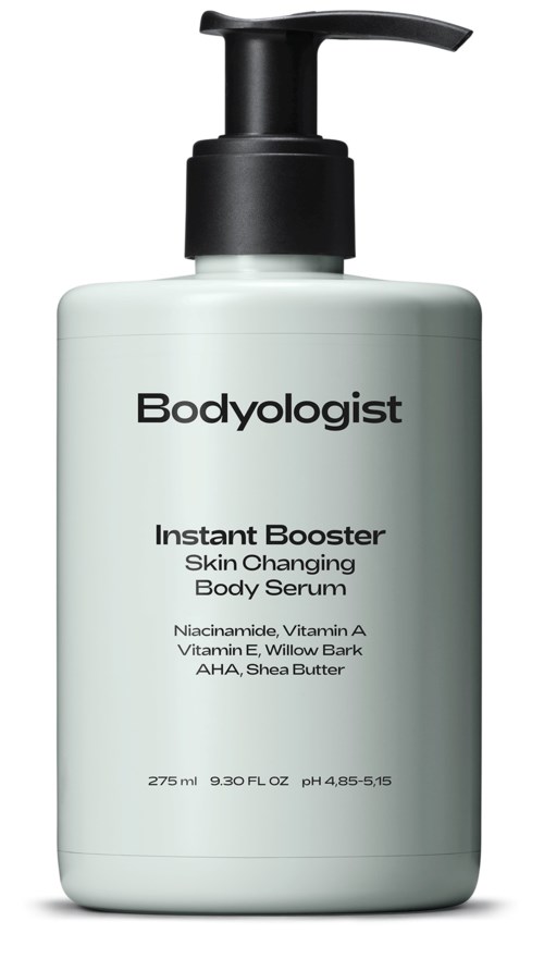 Eine weiße Flasche mit schwarzem Pumpkopf, beschriftet 'Bodyologist' und 'Instant Booster' für Haut- und Körperpflege.