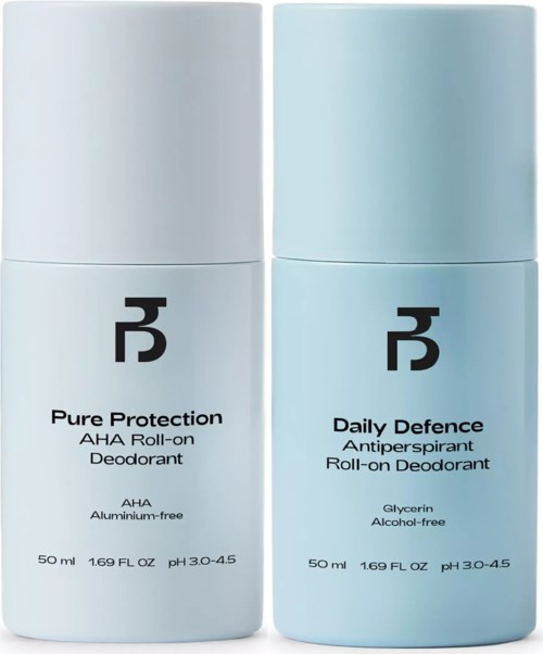 Zwei Deodorantflaschen, eine für Schutz und eine für täglichen Schutz, mit minimalistischer weißer und blauer Verpackung.