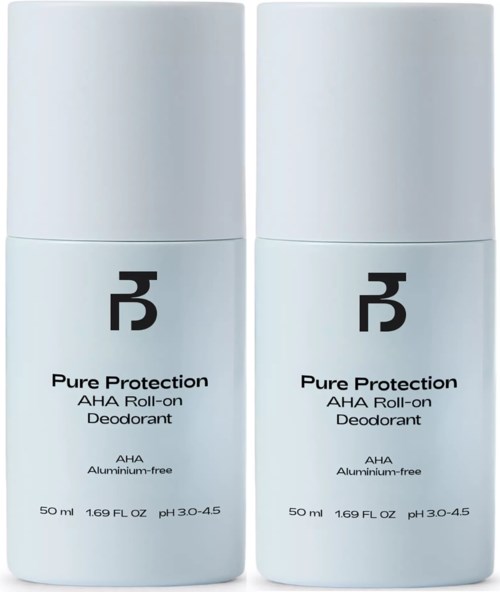 Zwei weiße Flaschen mit der Aufschrift 'Pure Protection AHA Roll-on Deodorant', schlicht und einfach gestaltet, mit schwarzem Logo und Text.