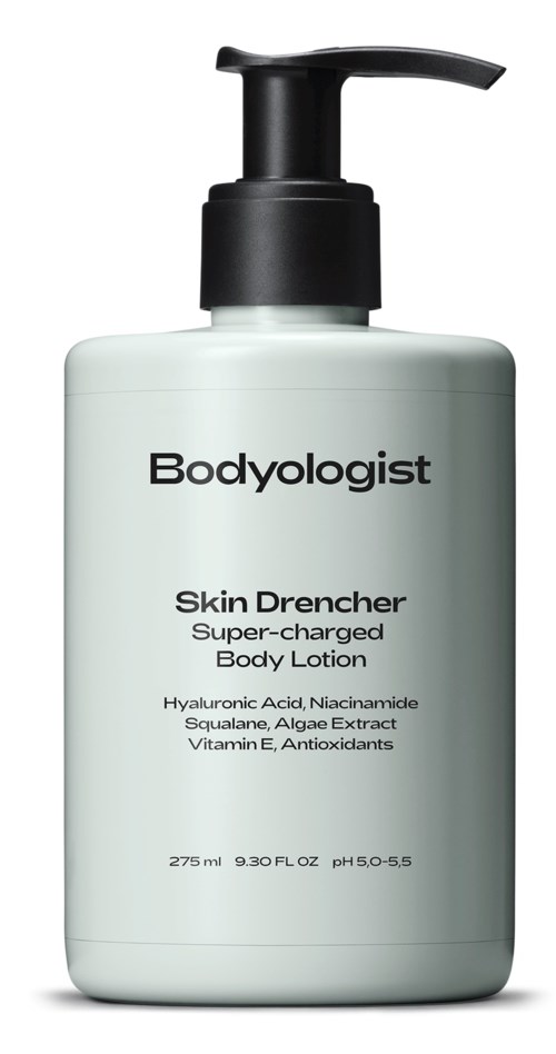 Eine weiße Flasche mit Pumpkopf, beschriftet 'Bodyologist Skin Drencher' mit Inhaltsstoffen darunter.