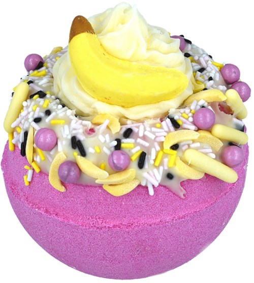 Decoratieve roze badbom met kleurrijke sprinkles, bananenbonbon en gele crème.