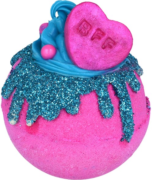 Ein pinkes Badepulver mit blauer und pinker Glitterdekoration, ein pinkes Herzbonbon und eine rosa Perle.