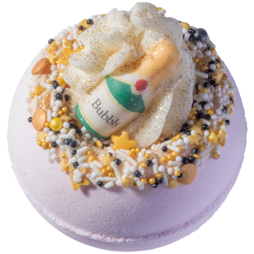 Een roze taart versierd met kleurrijke sprinkles, een kleine fles en witte slagroom erop.