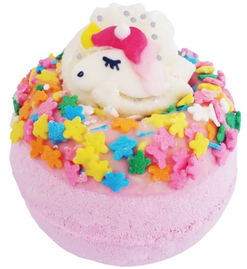 Roze donut met kleurrijke stervormige sprinkles en een witte eenhoorn bovenop.