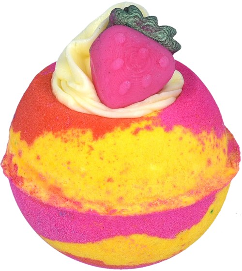 Een kleurrijke badbom met roze, geel en oranje strepen, bekroond met een aardbeivormige zeep of decoratie.