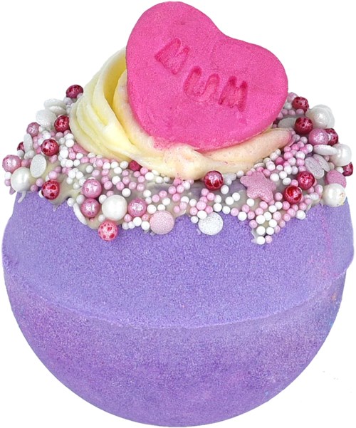 Ein lila Badebombe mit rosa, weißen und perlenähnlichen Perlen, gekrönt mit einem pinken Herzbonbon, auf dem 'MOM' steht.