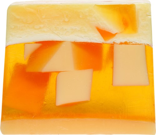 Zeep met oranje en witte kleuren, met vierkante en ronde vormen erin.