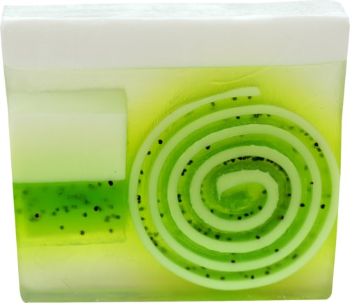 Een groen-witte spiralezeep met zwarte stippen erin, gevormd als een spiraal.