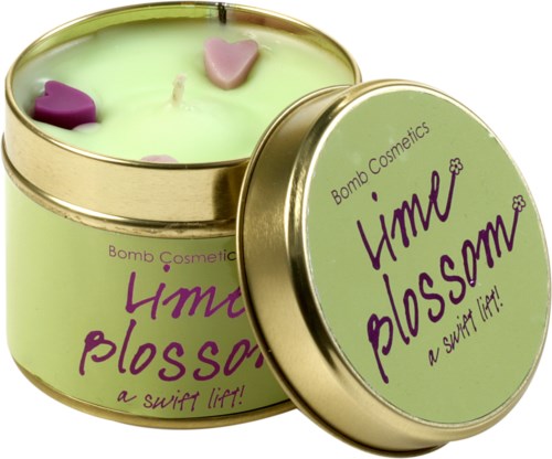 En grön doftljus med små hjärtformade ljus inuti, märkt 'Lime Blossom' av Bomb Cosmetics.