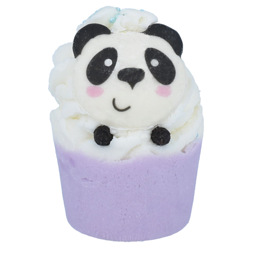 Een cupcake met een schattig panda gezicht gemaakt van glazuur en decoraties, getopt met witte en zwarte details.