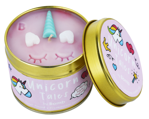 Een ronde container met een eenhoornontwerp, bevat een pastelkaars, twee witte wolken en gesloten ogen met wimpers.