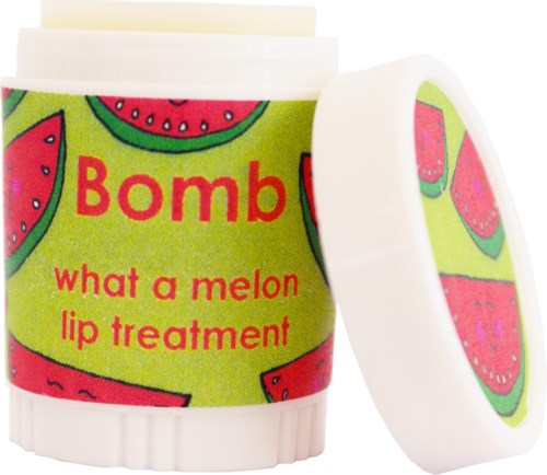 Lippenbalsem in een pot met watermeloen ontwerp en heldere kleuren, met label "Bomb" en "what a melon lip treatment."