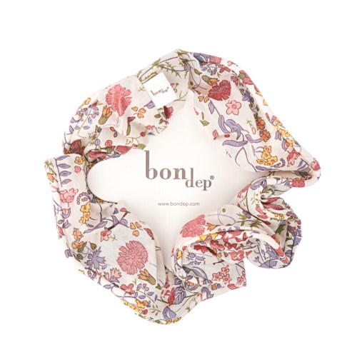 Blomstret stoffstrikk med bondep-merke i midten.