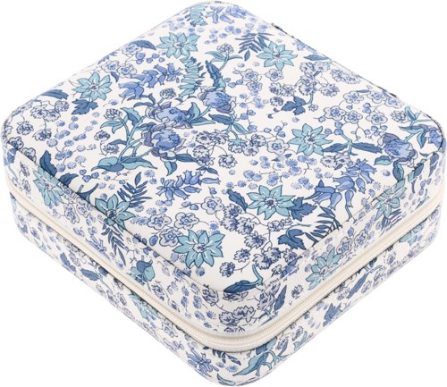Eine blau-weiße Stoffbox mit Blumenmuster und Reißverschluss, wahrscheinlich eine Schmuck- oder Erinnerungsbox.