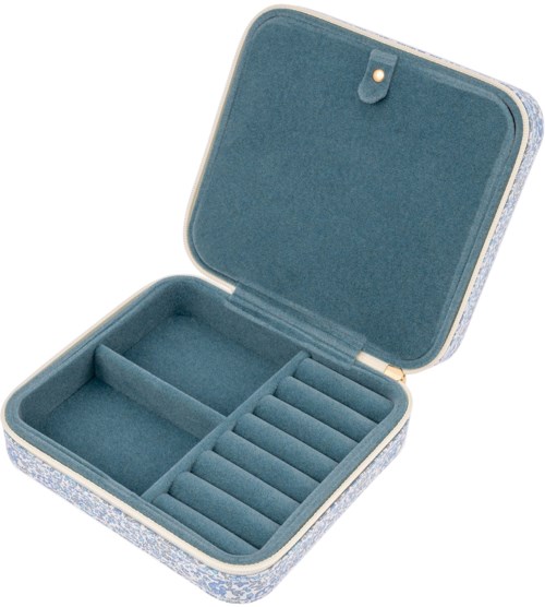 Eine kleine, offene Schmuckschatulle mit Fächern, ausgekleidet mit weichem blauen Stoff innen.
