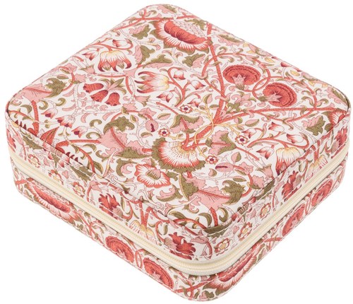 Ein Kissenbezug mit Blumenmuster, hauptsächlich pink und grün, dekoratives und weiches Gewebe.