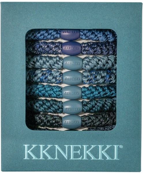 Box mit geflochtenen Armbändern in verschiedenen Blautönen, jedes mit dem Markennamen KNEKKI.