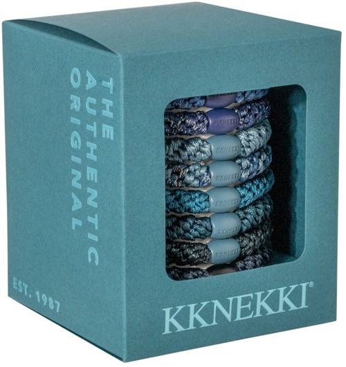 Bunte, gemusterte Socken gestapelt in einer blauen Schachtel mit der Aufschrift 'Kekki' und 'The Authentic Original'.