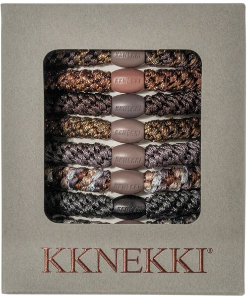 Sechs mehrfarbige geflochtene Bänder mit Beads in Beige und Schwarz in einer Box. Die Box hat "KKNEKKI" und ein Logo.