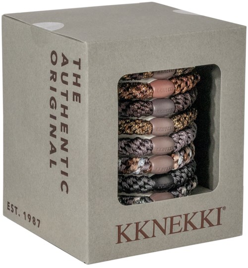 Ein Pappkarton mit bunten, gemusterten Socken und einem Fenster, das die Socken zeigt.