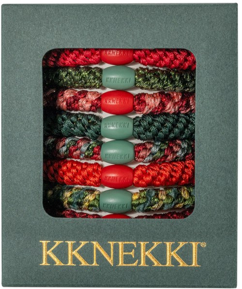 Färgglada vävda armband med pärlor, ordentligt placerade i en låda märkt 'KKNEKKI'.